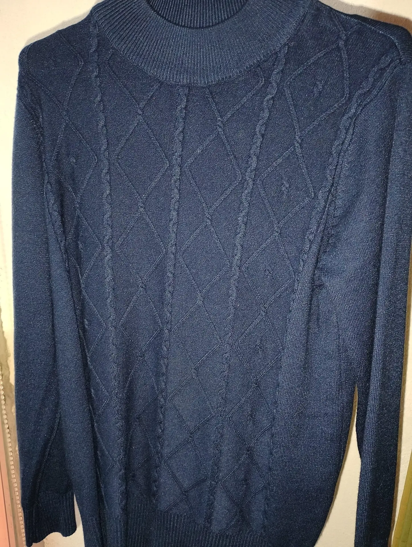 Sweater Tejido Medio Cuello Cisne con Rombos y Trenzas - Azul Marino