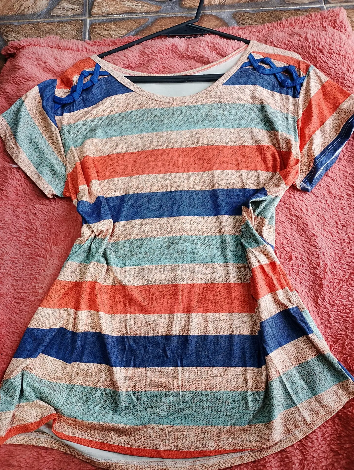 Remera a rayas multicolor con detalle trenzado en hombros