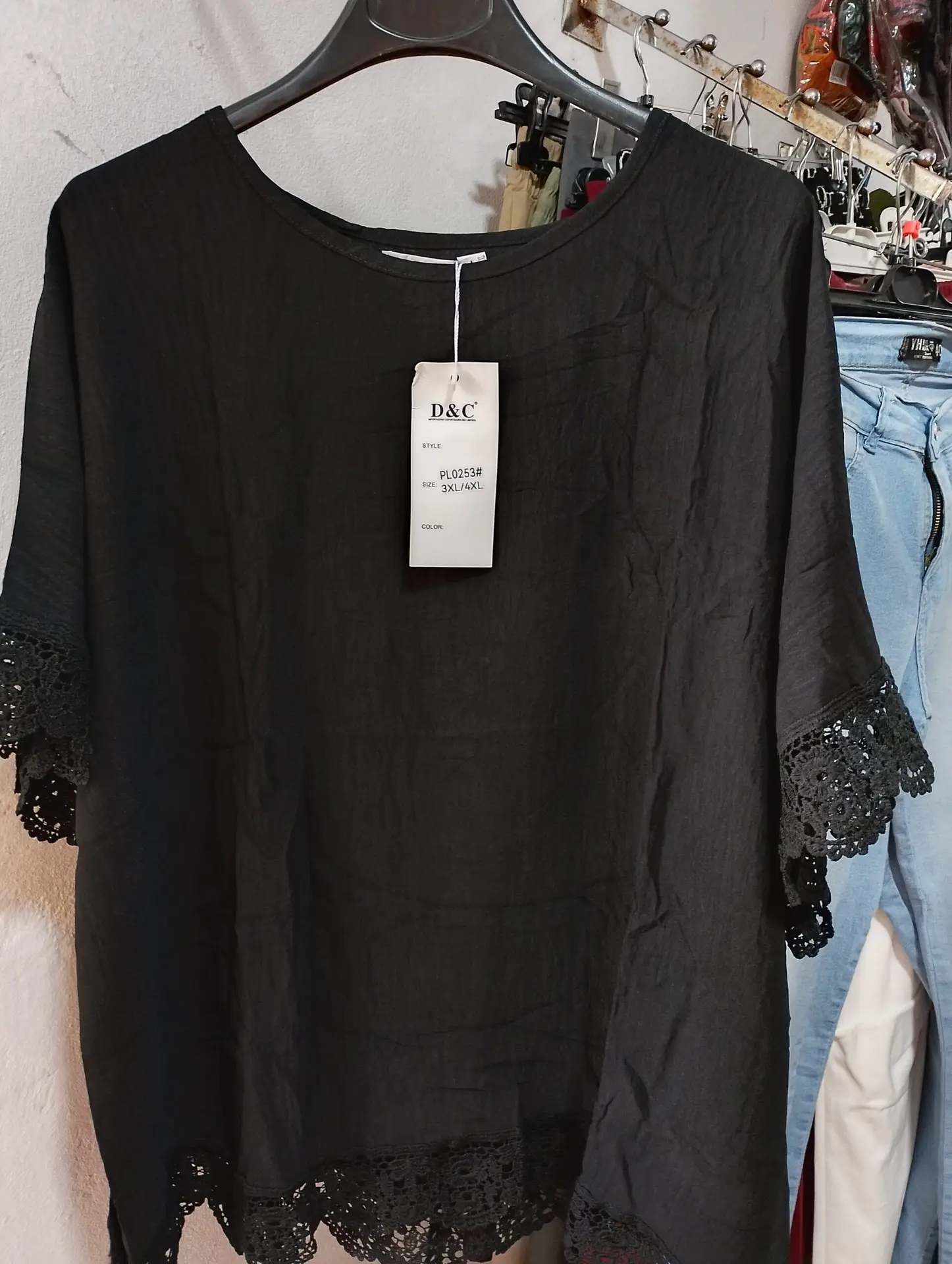 Blusa oversize negra con detalle de encaje